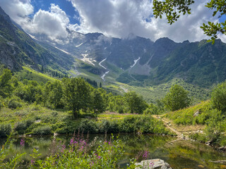 Obraz premium Alpine valley with lake and flowers in Les Contamines-Montjoie, France