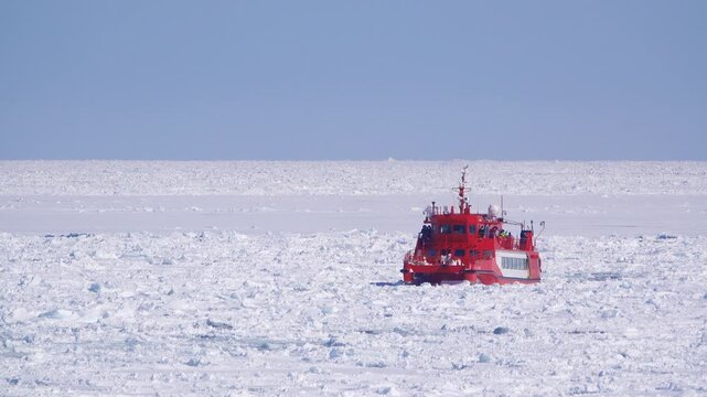 ガリンコ号2とオホーツク海の流氷