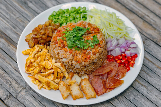 Fried rice It contains a variety of ingredients with Shrimp paste Egg, sweet pork, Chinese sausage, dried shrimp, sliced mango, shallots, green beans (Khao kluk kapi) Thai style food. It is a deliciou