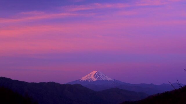 柳沢峠付近より望む富士山の朝