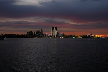Obraz premium City skyline over water at dusk