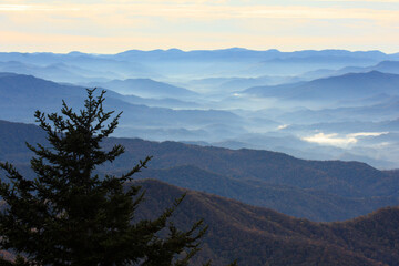 Obraz premium Scenic morning view in autumn from Clingmans Dome parking lot in Great Smoky Mountains National Park, North Carolina