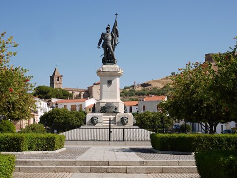 Hern&aacute;n Cort&eacute;s statue in Medellin Spain town square