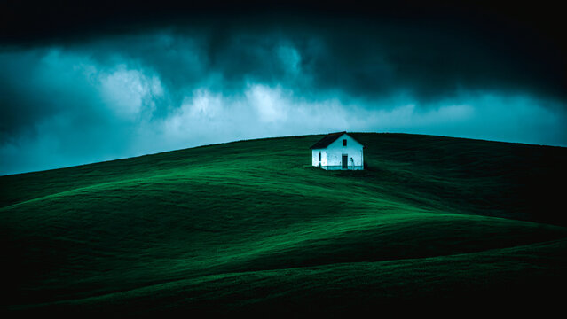 Petite maison sur la colline sous l'orage