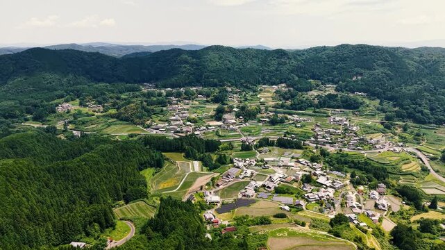 緑豊かな自然の中に広がるのどかな田舎の農村風景