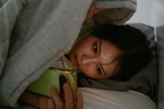 スマホ依存で不眠症に悩む日本人女性