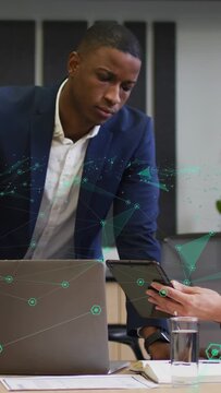 Vertical video: Man leaning tapping peer tab, reviewing on PC while green overlay showing tech data