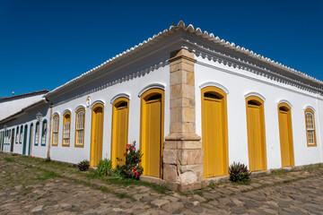 Obraz premium The historic coastal city of Paraty, in Rio de Janeiro, featuring cobblestone streets, colonial architecture, and rich culture. Brazil.