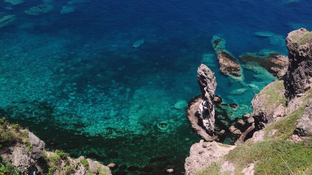 神威岬　水無しの立岩と積丹ブルーの海