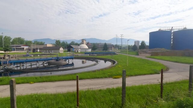 Sewage treatment facility with circular settlers and aeration tanks for water purification