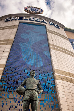 LONDON - Chelsea FC Statue &ndash; Bronze statue of a Chelsea footballer outside Stamford Bridge stadium.