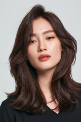 Naklejka premium Natural Medium Layered Brown Hairstyle