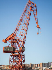 Naklejka premium crane landmark standing against blue sky in bilbao