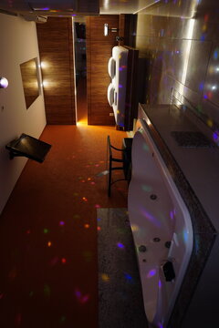 Banheira de Hidromassagem Motel Quarto Luxo Espuma Bebida Noite Relaxar