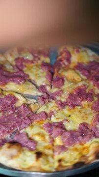 Pizza Saindo do Forno a Lenha Quentinha Preparativos Condimentos