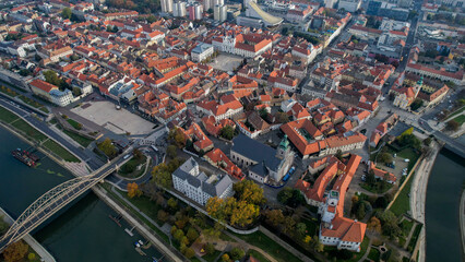 Obraz premium Aerial view around the old town city Gyor in Hungary beside the Mosoni-Duna river on a cloudy late autumn day