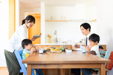 Fototapeta premium 出勤登校前に朝食を食べる4人家族