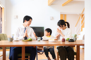 Fototapeta premium 出勤登校前に朝食を食べる3人家族