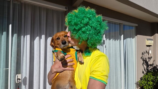 torcedor brasileiro celebra vit&oacute;ria do brasil com cachorro fofo 