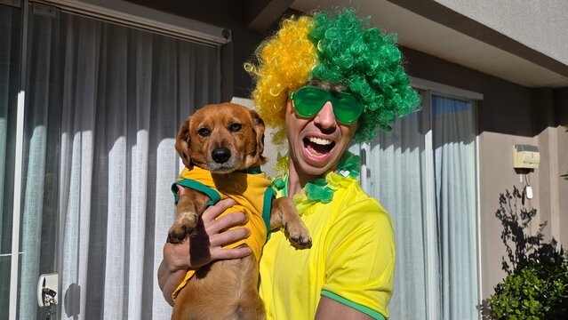 torcedor brasileiro celebra vit&oacute;ria do brasil com cachorro fofo 