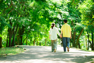Fototapeta premium 初夏の公園を散歩するカップル 