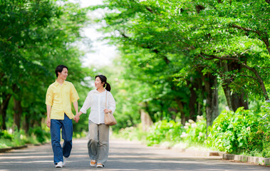 Obraz premium 初夏の公園を散歩するカップル 