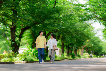 Obraz premium 初夏の公園を散歩するカップル 