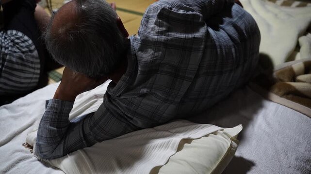 和室で横になる高齢者