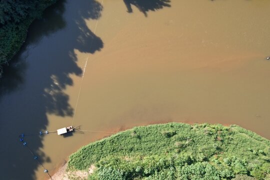 A extra&ccedil;&atilde;o de areia em leito ativo de rio em uma imagem a&eacute;rea obtida com drone