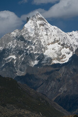 Fototapeta premium Siguniang Mountain Yaomei Peak Close-up Vertical