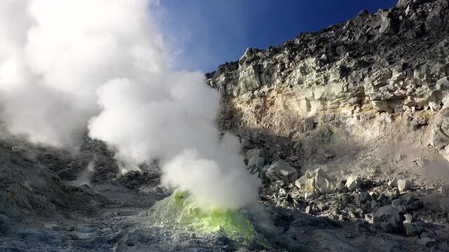 硫黄山と噴気孔