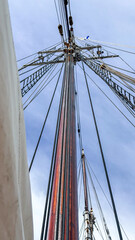 Obraz premium Tall ship mast and rigging viewed from below during a clear day at sea