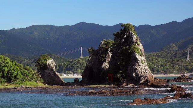 弁天島と那智の滝(中央奥）