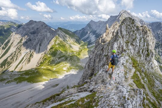 Hikers at the Lamsscharte, exposed rocky ridge, summit of Hochnissl, view of the basin with Lamsenjochh&uuml;tte and Stallental, hiking trail to Lamsenspitze, Vomper Kette, Karwendel Mountains, Alpenpark Karwendel, Tyrol, Austria