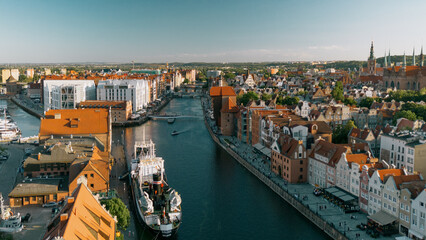 Gdańsk, Polska - Widok z góry na rzekę Motławę, historyczną Żuraw, Wyspę Spichrzów i Stare Miasto o zachodzie słońca. © wojciechkic.com