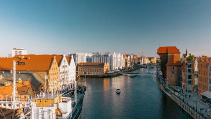 Gdańsk, Polska - Widok z góry na rzekę Motławę, historyczną Żuraw, Wyspę Spichrzów i Stare Miasto o zachodzie słońca. © wojciechkic.com