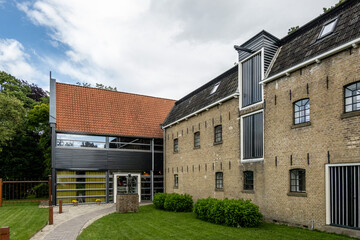 Obraz premium Historische und moderne Gebäude des Museums Joure im Grünen Joure, Friesland, Niederlande