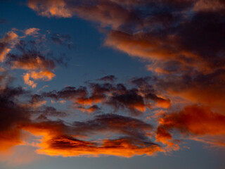 Fototapeta premium Bunter Wolkenhimmel bei Sonnenuntergang
