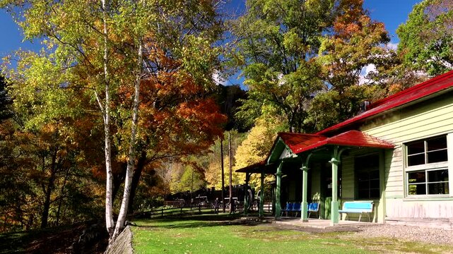 旧神居古譚駅舎と紅葉