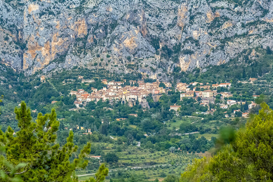 Moustiers-Sainte-Marie, Alpes de haute Provence, France 