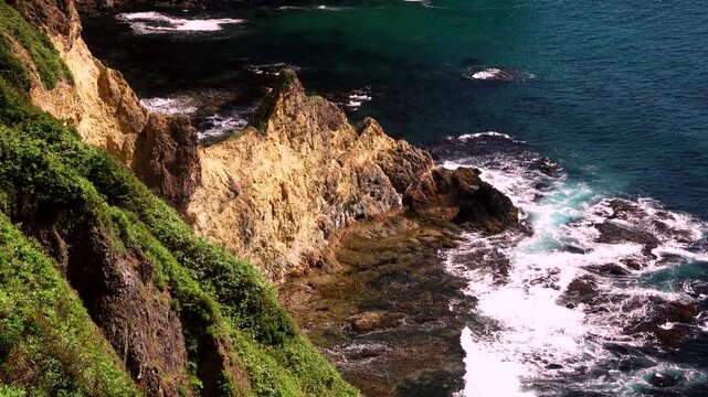 金屏風と海