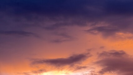 Fototapeta premium Colorful sunset sky with dramatic clouds and soft light gradient, showing atmospheric nature background in evening light