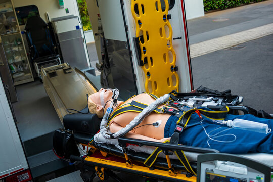 Patientensimulator auf Fahrtrage am Rettungswagen zur Ausbildung
