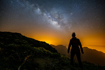Obraz premium Person observing Milky Way from Roque de los Muchachos