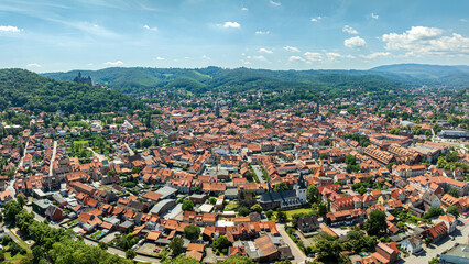 Titel: Drone aerial view of the historic old town of Wernigerode with Wernigerode Castle overlooking the city in the Harz Mountains region of Saxony-Anhalt, Germany © Raiko Goldenbaum