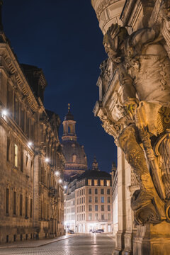 Die barocken Geb&auml;ude in der Altstadt von Dresden zur Blauen Stunde