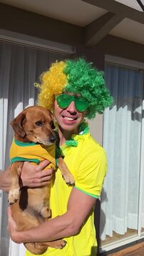 torcedor brasileiro celebra vit&oacute;ria do brasil com cachorro fofo 