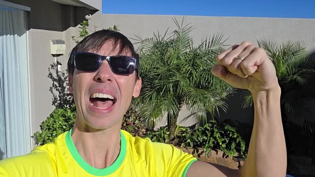 torcedor brasileiro celebra vit&oacute;ria do brasil 
