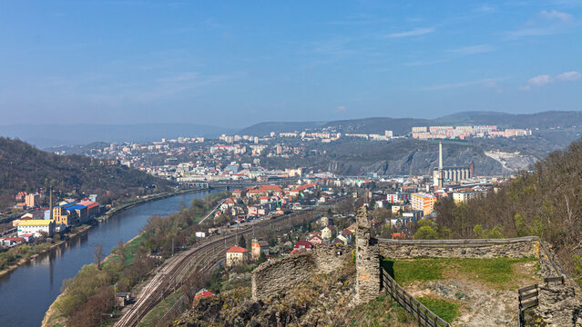 Blick von der Burgruine Schreckenstein nach Usti nad Labem
