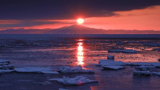 オホーツク海の流氷と海別岳と日の出